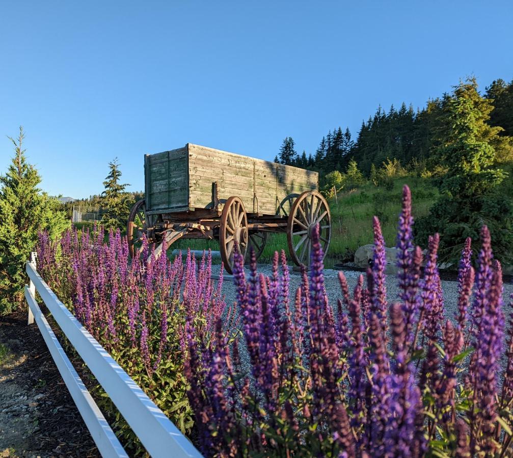 Autumn Lane B&B, Farmhouse Elegance & Stunning Lakeviews West Kelowna Exterior foto
