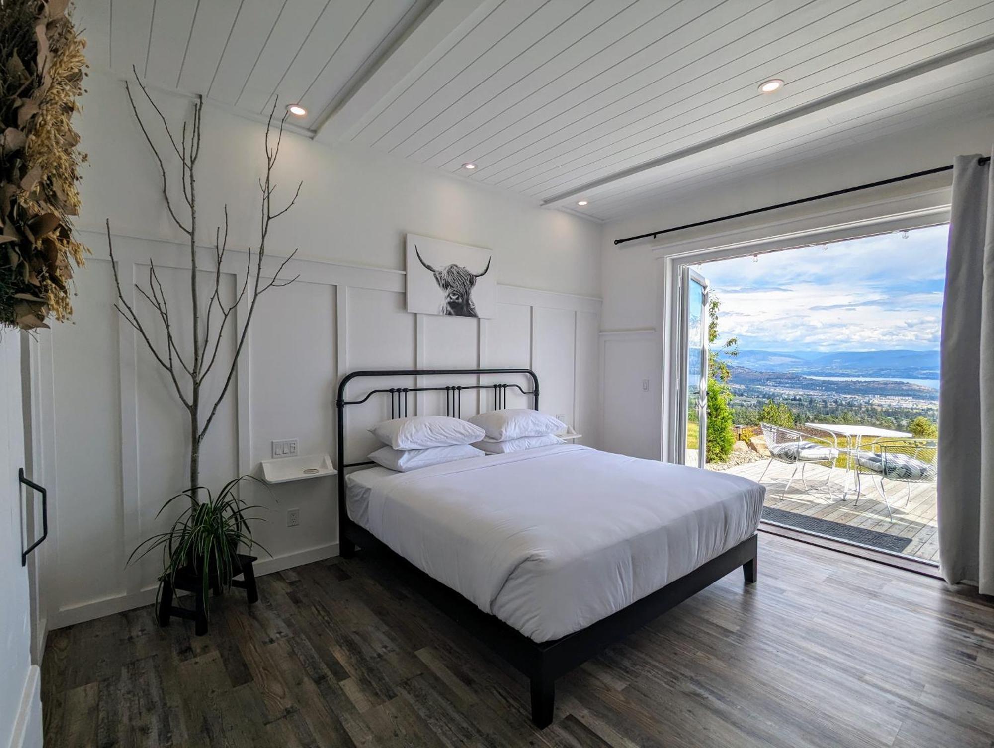 Autumn Lane B&B, Farmhouse Elegance & Stunning Lakeviews West Kelowna Exterior foto