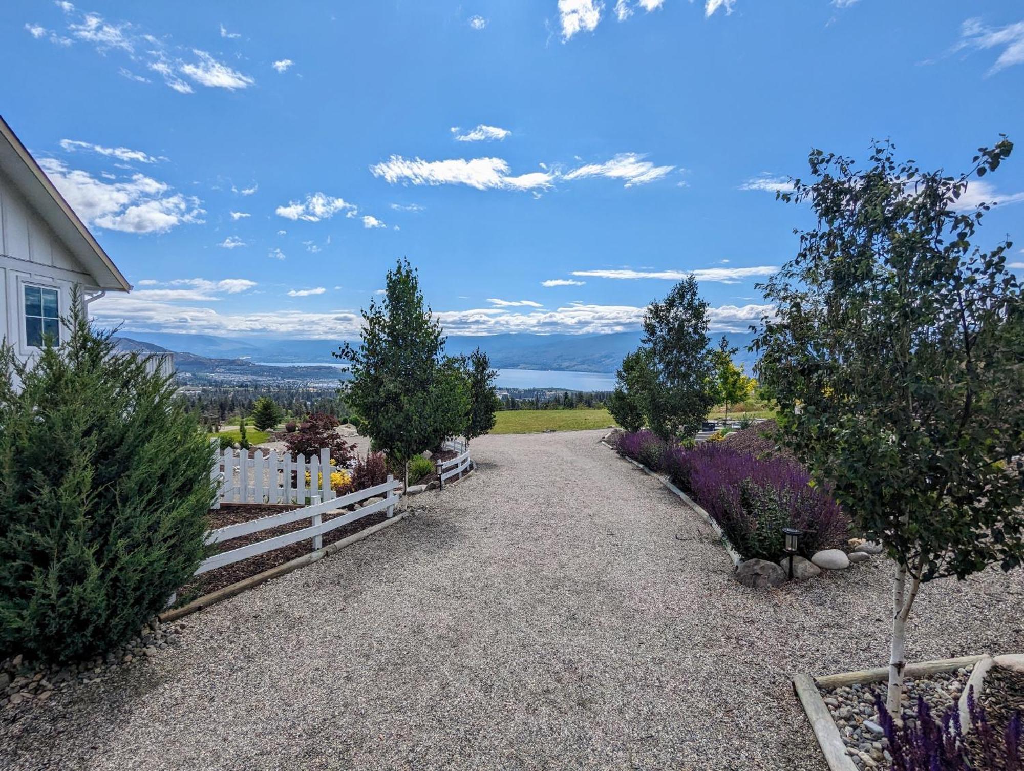 Autumn Lane B&B, Farmhouse Elegance & Stunning Lakeviews West Kelowna Exterior foto