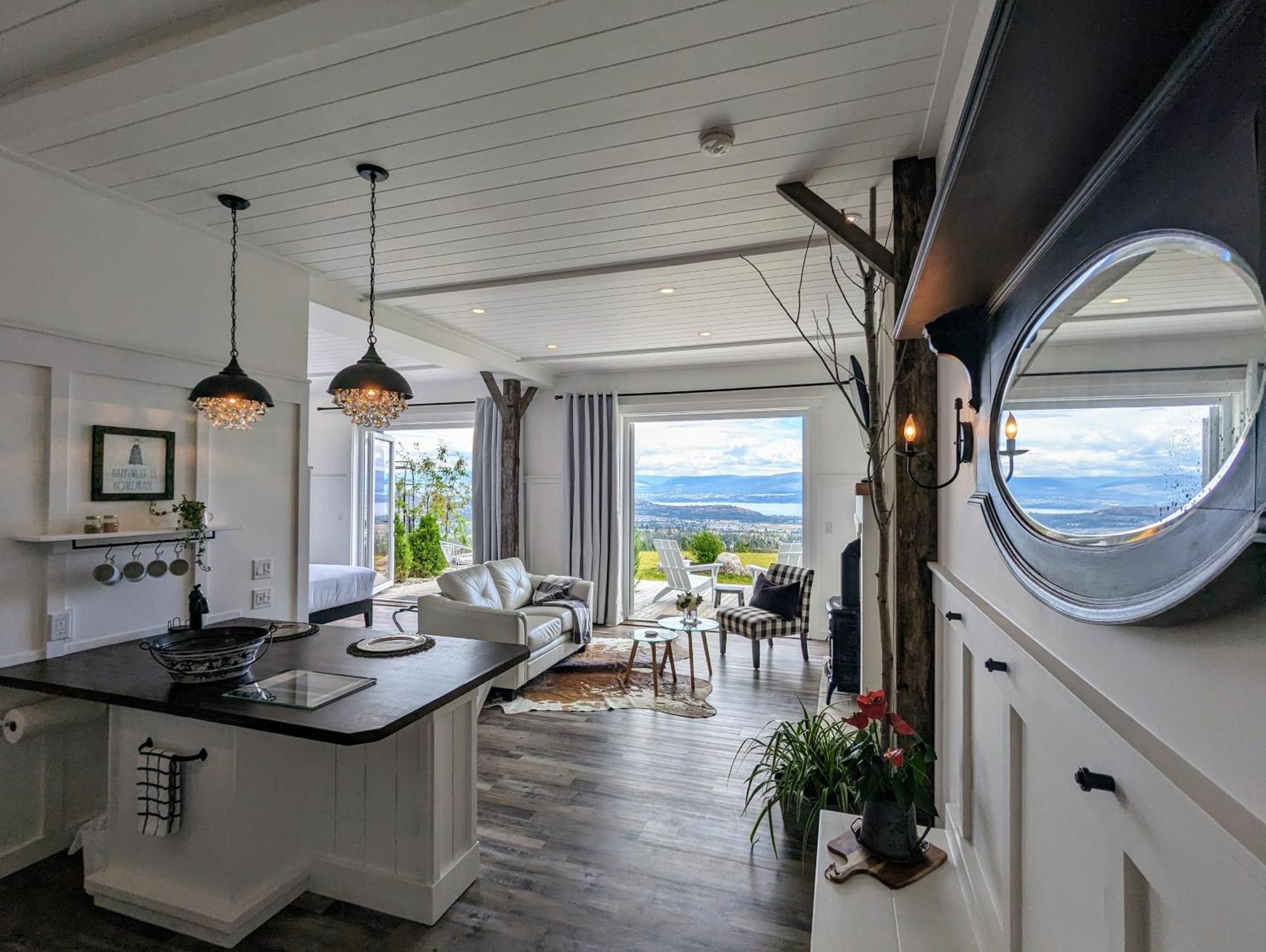 Autumn Lane B&B, Farmhouse Elegance & Stunning Lakeviews West Kelowna Exterior foto