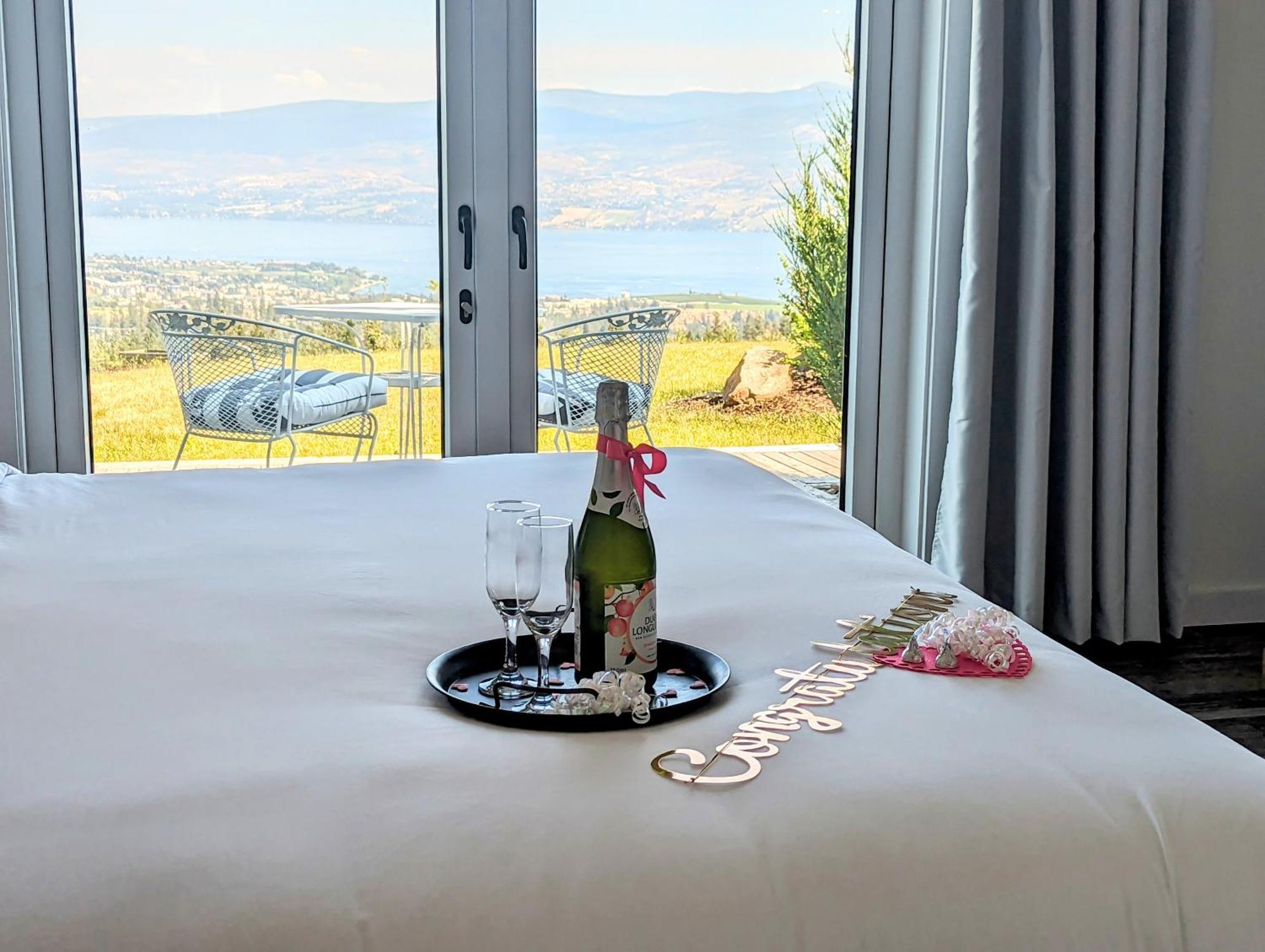 Autumn Lane B&B, Farmhouse Elegance & Stunning Lakeviews West Kelowna Exterior foto