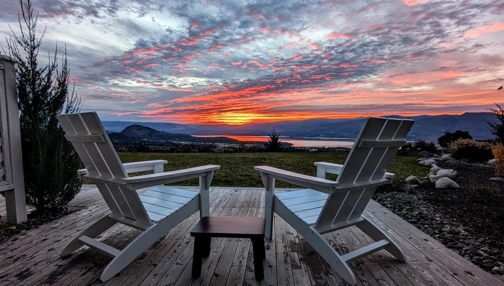 Autumn Lane B&B, Farmhouse Elegance & Stunning Lakeviews West Kelowna Exterior foto
